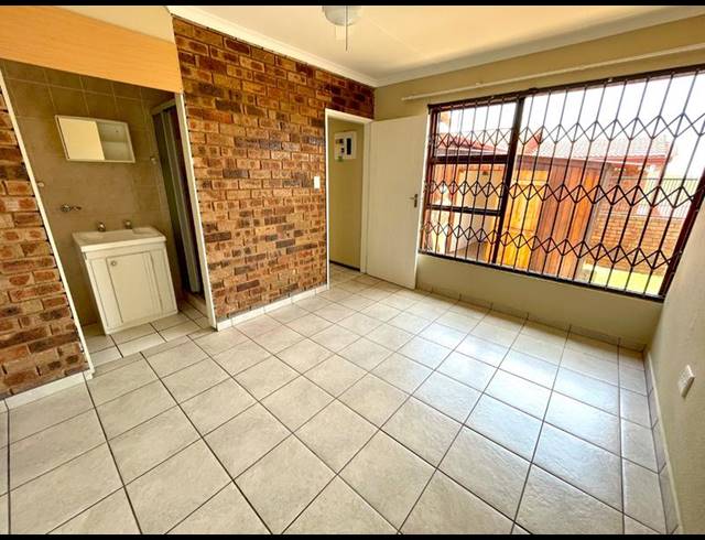 2 BEDROOM TOWNHOUSE FOR SALE IN RANGEVIEW